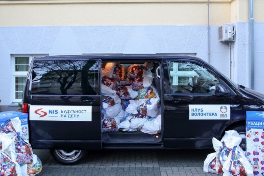 Humanost na delu: NIS podelio paketiće za decu