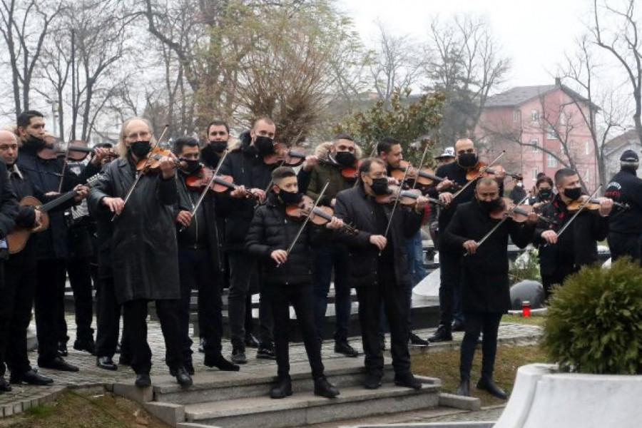 I nebo je zaplakalo: Uz zvuke 50 violina, suze i jecaje sahranjen Džej Ramadanovski (video)