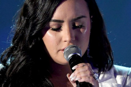 Gremi dodela nagrada protekla u suzama za Kobijem: Demi Lovato emotivnim nastupom rasplakala svet (video)