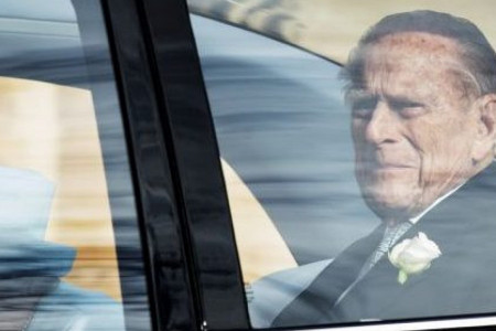Kraljica Elizabeta uznemirena: Princ Filip iznenada odvezen u bolnicu