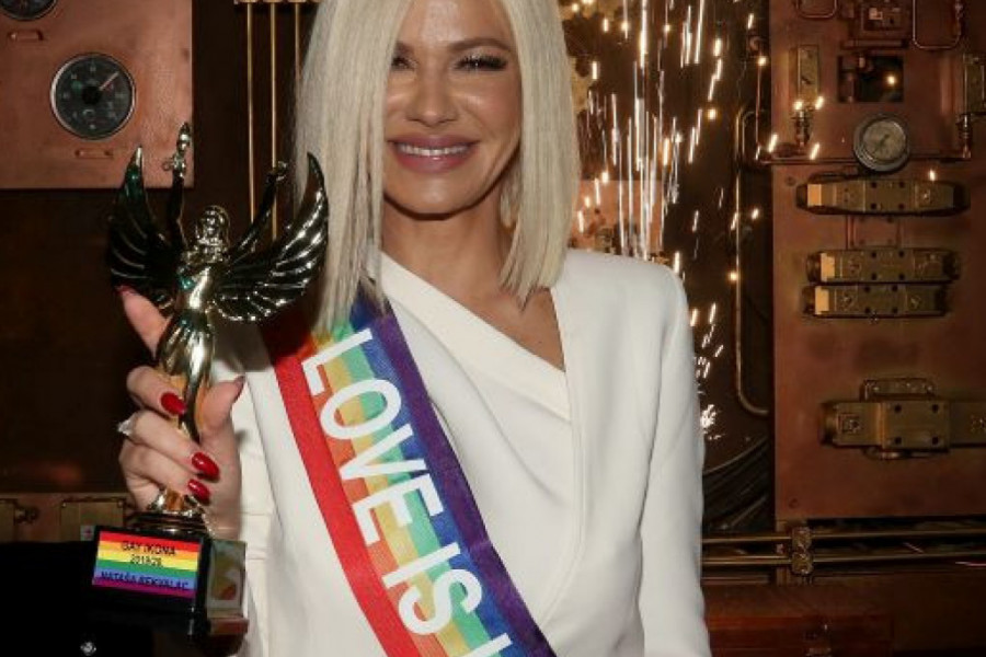 Izabrali su baš nju: Nataša Bekvalac obukla belo odelo i ponosno uzela svoj trofej (foto)
