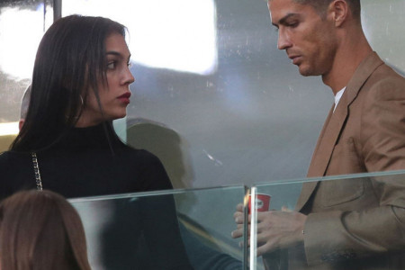 Opušteni vikend: Kristijano Ronaldo sa suprugom i decom, ali bez šminke i filtera