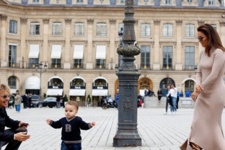 Eva Longorija u Parizu sa sinom obilazi modne revije, a gde je suprug? (foto)