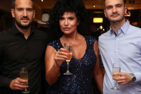 U najboljem društvu: Lidija Vukićević sa sinovima na zabavi godine (foto)