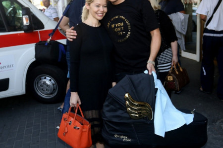 Nasmejani tata je stigao: Danijela Karić i maleni Maksim izašli iz porodilišta! (foto)
