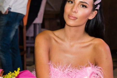 Svetski glamur: Anastasija Ražnatović blistala u haljini od roze perja (foto)