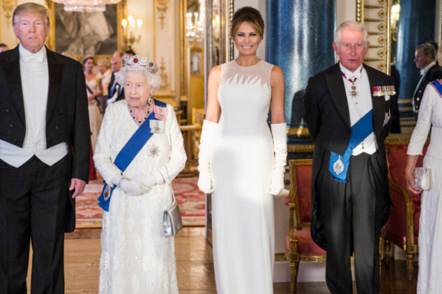 Trampovi na svečanoj večeri kod kraljice Elizabete: Melanija blistala, Ivanka u skupoj i pogrešnoj haljini (foto/video)