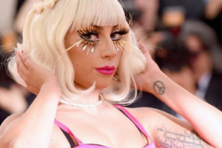 To može samo Lejdi Gaga: Modni performans na "Met gali"- četiri haljine u 15 minuta (video)