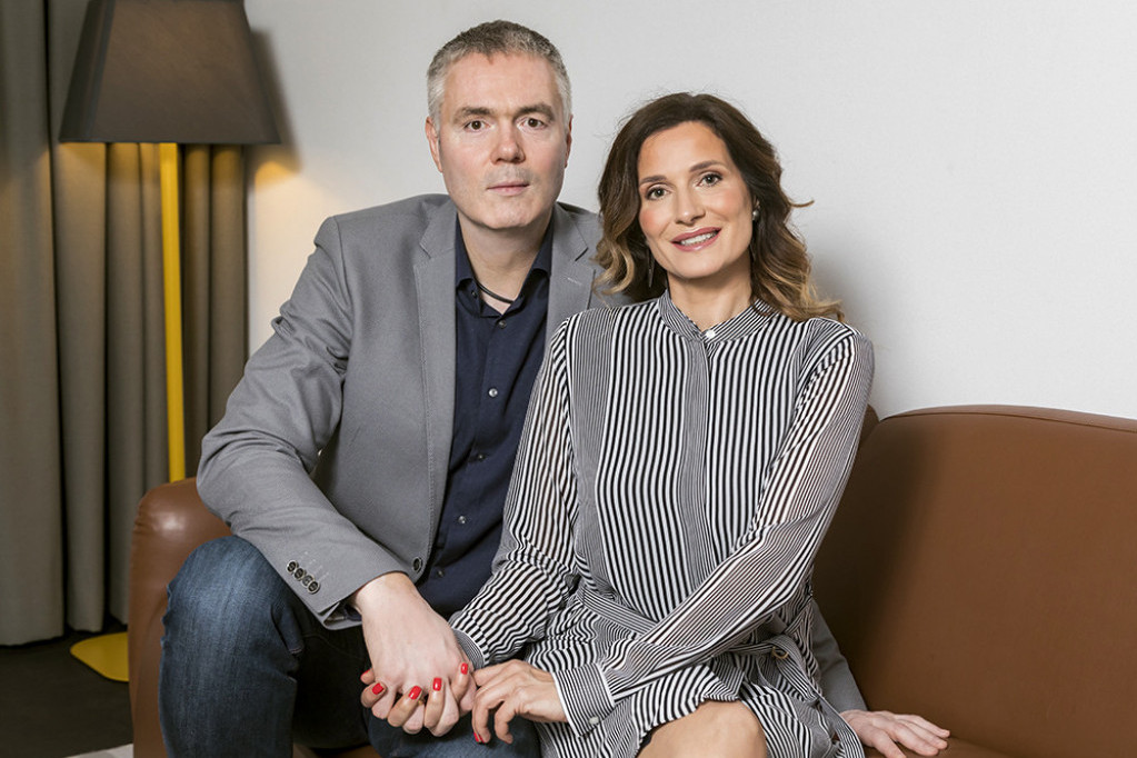 Stigao je dečak! Jelena i Dejan Tomašević u naručju drže bebu, slavni košarkaš u narodnoj nošnji i opancima FOTO