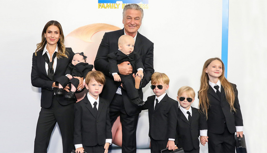 U punom sastavu: Alek Boldvin sa suprugom Hilarijom i šestoro dece prošetao crvenim tepihom
