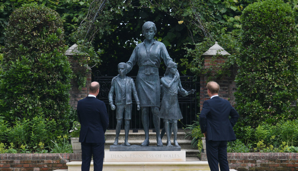Princeza Dajana pomirila sinove: Nasmejani Vilijam i Hari otkrili spomenik majci (foto)