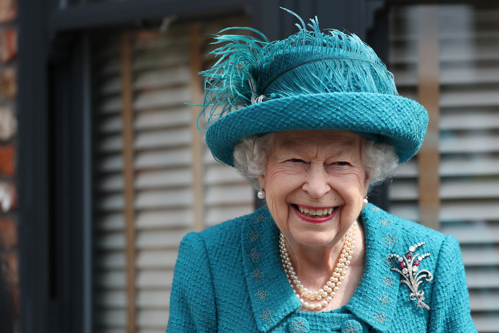 Verna joj je pola veka: Zašto kraljica Elizabeta toliko voli ovu tašnu