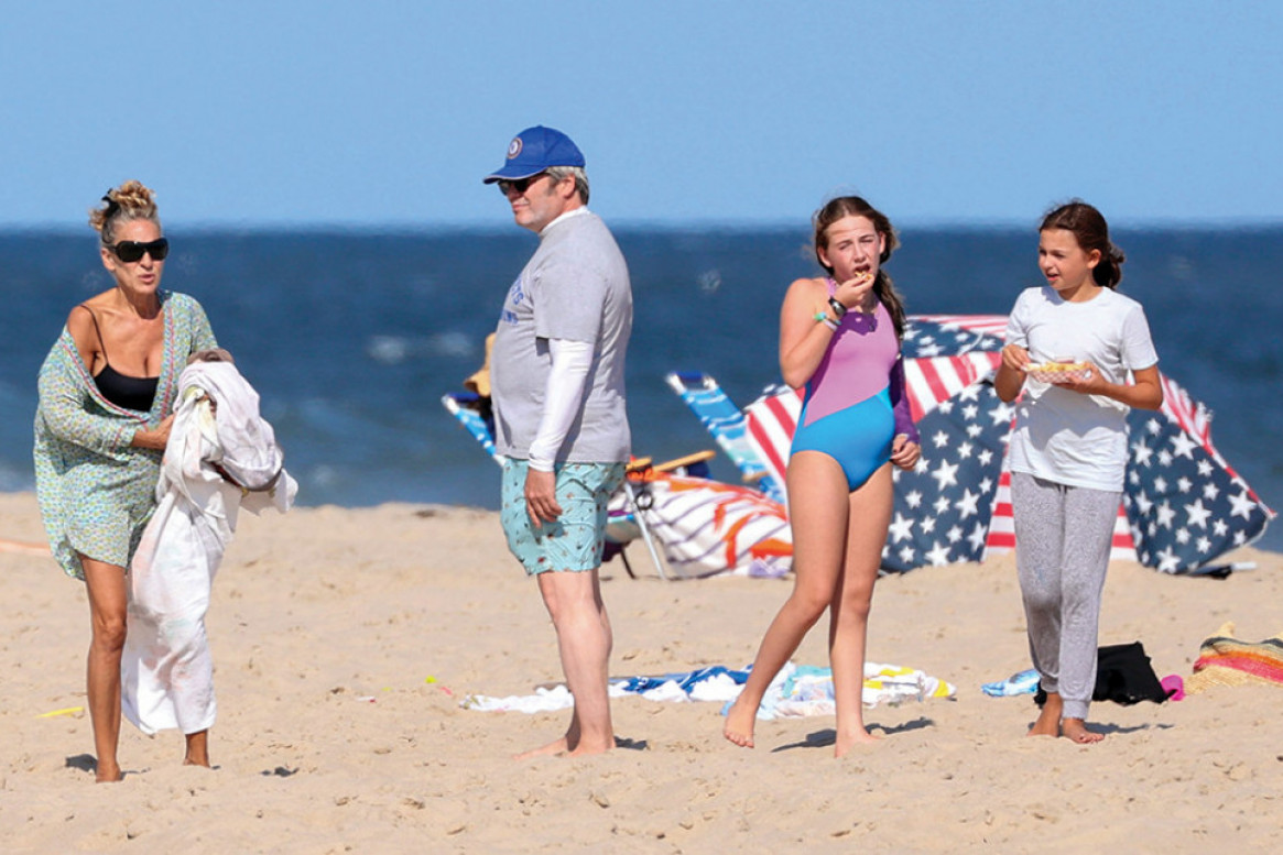 Sara Džesika Parker iznenada prekinula snimanje serije, sa suprugom i ćerkama uživa na plaži