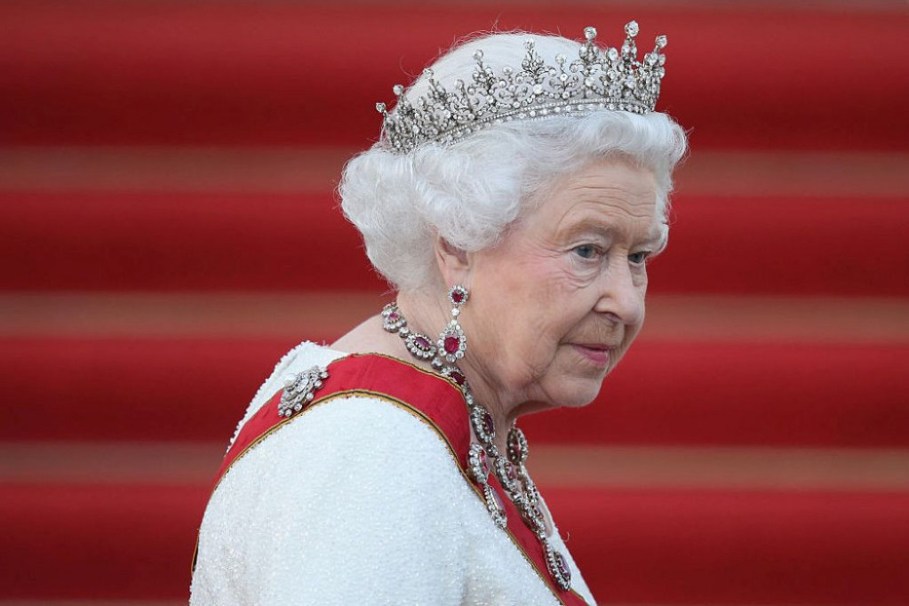 Svet u šoku: Kraljica Elizabeta svrgnuta sa trona!