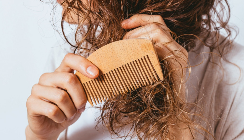 Stres, produženi kovid, disbalans hormona: Zašto kosa pojačano opada