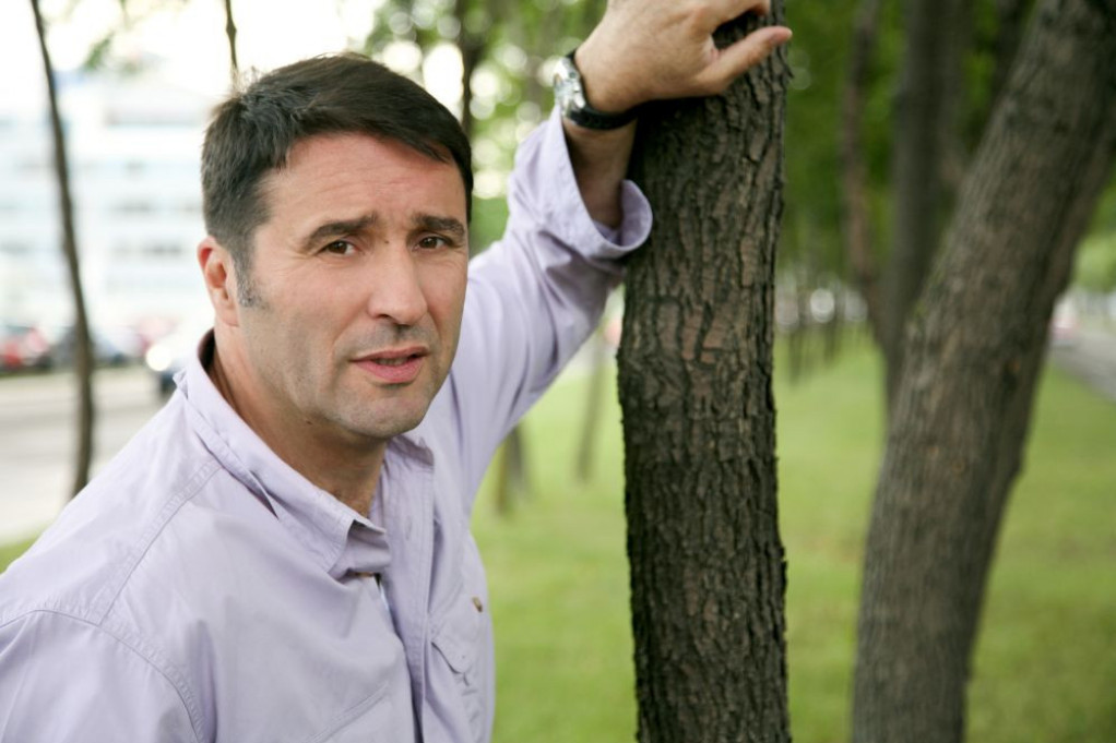 Koliko ovaj čovek uopšte ima godina? Jovan Memedović se skinuo u emisiji, pokazao telo i sve zbunio izgledom FOTO