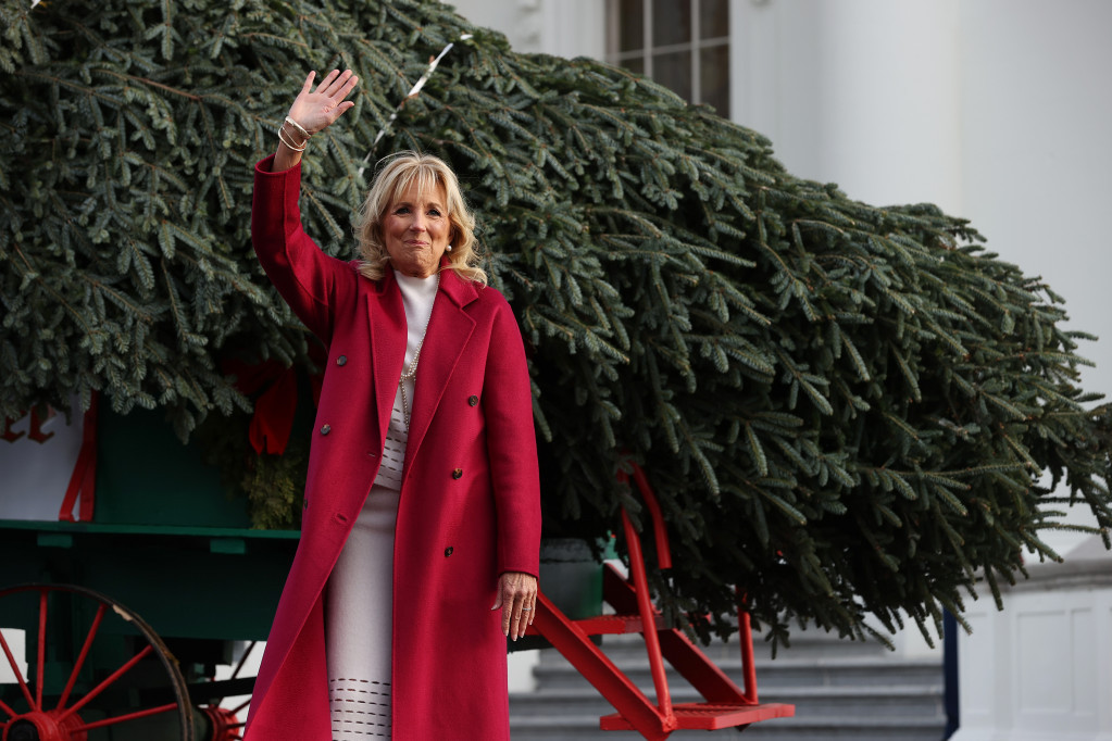 Prvi Božić u Beloj kući: Džil Bajden dočekala raskošnu jelku i spremila deset hiljada ukrasa