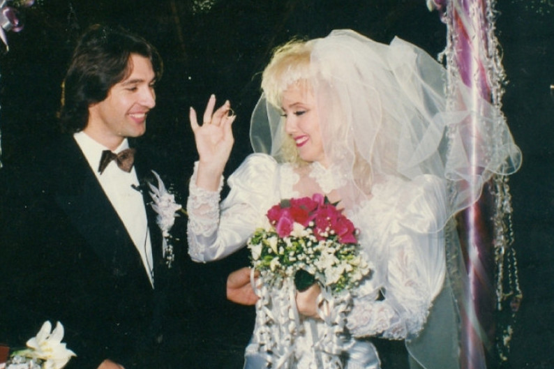 Diorova venčanica, 650 jela i od kuma mercedes: Brena i Boba slave 31 godinu braka, ovako je bilo na njihovoj svadbi FOTO