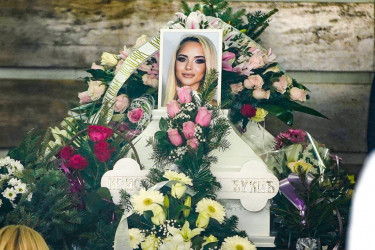Suze i jecaji na Lešću, opelo ipak održano: Mlada jutjuberka Kika sahranjena u belom kovčegu, neutešnu majku izdala snaga