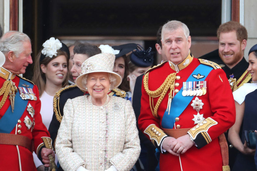 Kraljica Elizabeta žestoko kaznila sina, oduzela mu sve titule: Princ Endrju pred sudom kao običan građanin