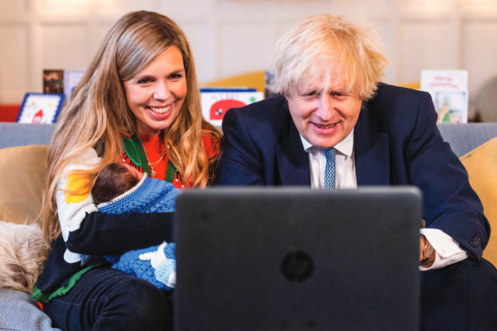 Boris Džonson u 57. sedmi put tata: Britanski premijer ponosno pokazao ćerkicu Romi