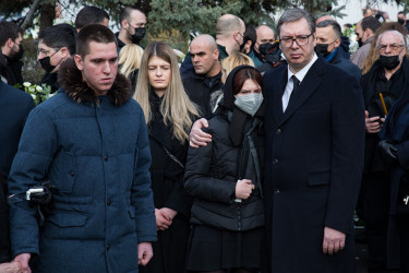 Sahranjena Ksenija Vučić: Sin Danilo i ćerka Milica nemi od bola, predsednik se emotivnim rečima oprostio od bivše supruge (foto)