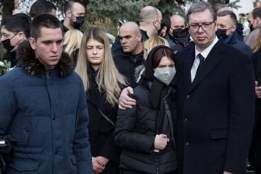Pomen Kseniji Vučić: Neutešni Danilo i Milica sa ocem Aleksandrom i članovima porodice obeležili najtužnijih 40 dana