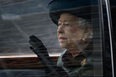 Vidno mršavija: Kraljica Elizabeta posle mnogo vremena u javnosti, tuga je učinila svoje