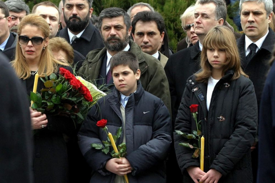Sin Zorana Đinđića danas je sve rasplakao na groblju: Njegova slika i prilika, imao je samo 9 godina na očevoj sahrani FOTO