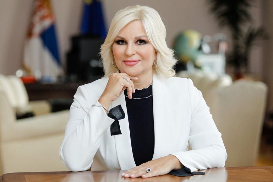 Boja koja usrećuje, privlači i podstiče uspeh: Modni eksperiment ministarke Mihajlović samo za odvažne FOTO