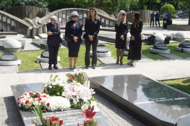 Tugu krije ispod šešira i tamnih naočara: Ana uplakana nad Milutinovim grobom, na pomen stigla i ona (foto)