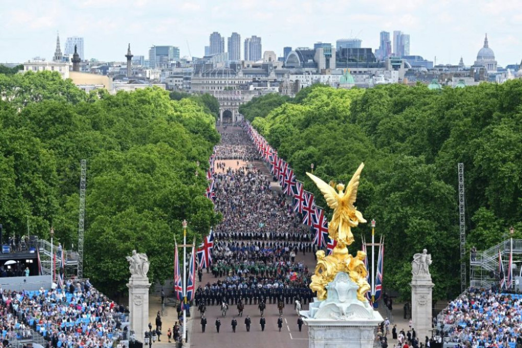 Punih 70 godina na tronu: Hiljade ljudi na ulicama Londona, proslavu jubileja kraljice Elizabete prenose svetski mediji (foto)