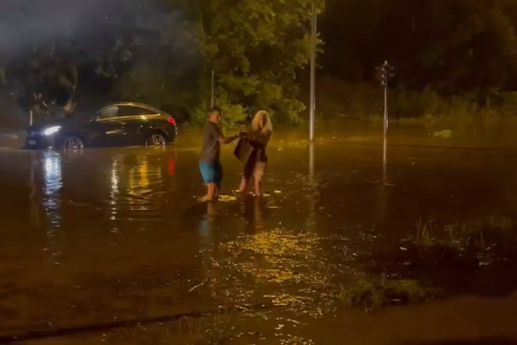 Najgori dan u životu: Automobil Jelene Karleuše načisto potopljen, pevačicu spasavali iz bujice vode (video)
