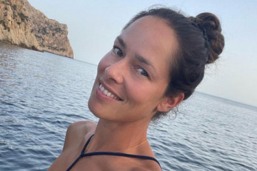 Baka četiri unuka: Majka Ane Ivanović se skinula u kupaći, paparaci je uslikali na plaži FOTO