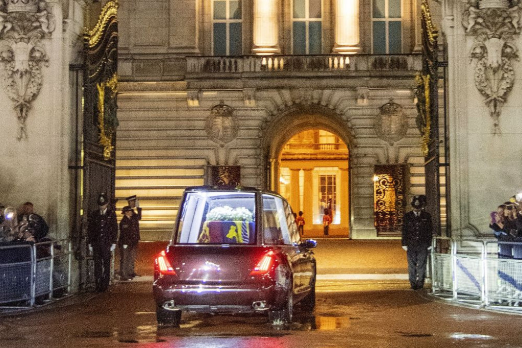 Kovčeg sa telom kraljice Elizabete stigao u Bakingemsku palatu (foto)