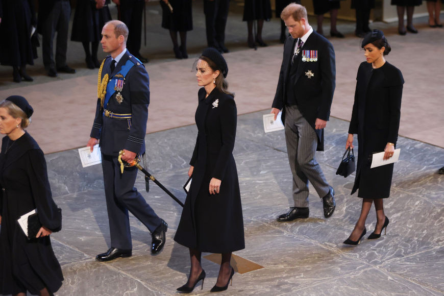 Kraljica zauvek napustila svoju palatu: Porodica ponovo kao jedno, Harija slomile emocije (foto)