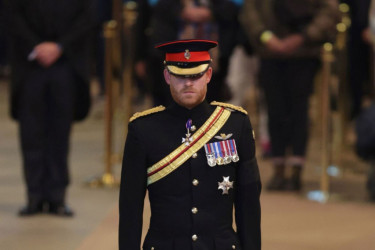 Novo poniženje za princa Harija: Jedan gest pred odrom kraljice Elizabete ga je potpuno slomio
