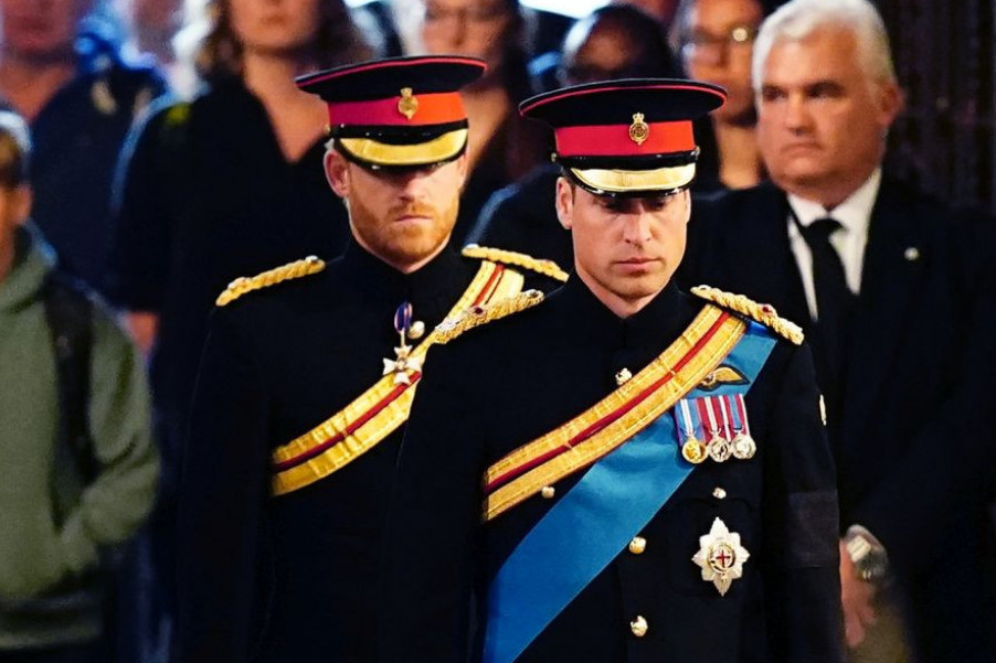Istorija ne pamti, svet u suzama: Unuci kraljice Elizabete pred njenim odrom, svečana uniforma i za Harija, emotivno  (foto)