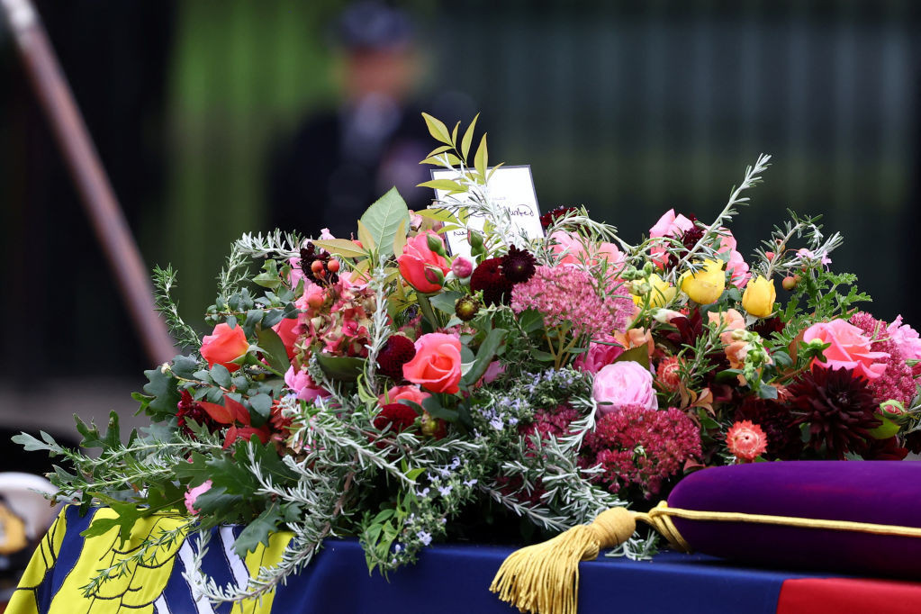 Neverovatna simbolika cveća na kovčegu kraljice Elizabete rasplakala Britaniju, venac načinjen po želji kralja Čarlsa (foto)