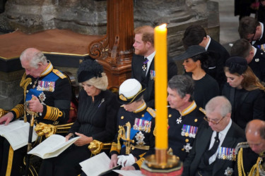 Zaustavite nagađanja! Evo zašto su Hari i Megan na kraljičinoj sahrani zaista sedeli u drugom redu