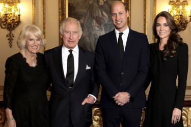 Prvi put bez Elizabete: Novi portret kraljevske porodice prepun skrivene simbolike FOTO