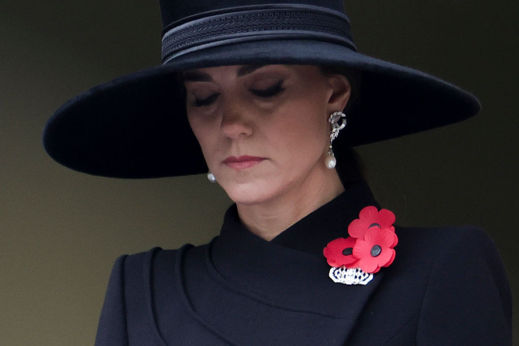 Britanija zastala u smrtnoj tišini: Kejt Midlton u crnini, nemo gleda u princa Vilijama FOTO
