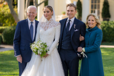 Prototip dosadne američke mlade: Udala se unuka Džoa Bajdena, prvo venčanje u Beloj kući posle 20 godina FOTO