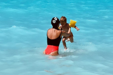 Odmor iz snova: Ceca na Maldivima uči unuka da pliva, plavokosi dečak će vam ukrasti srce FOTO