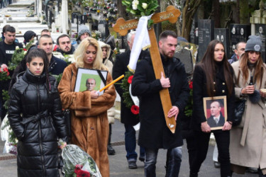 Miodrag Ješić sahranjen pored ćerke Jelene, ispratile ga udovica Irena i bivša supruga FOTO
