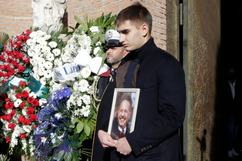 Ko je tajanstveni mladić koji je na sahrani u Rimu nosio sliku Siniše Mihajlovića