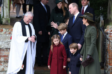 Prvi Božić bez kraljice: Vilijam i Kejt na službi s decom, šou ukrao šorts princa Luisa FOTO