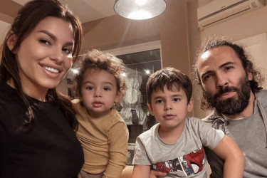 Kao sa reklame: Seka Aleksić uskladila stajling sa suprugom i sinovima, evo zašto su svi gledali samo u njih FOTO