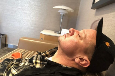 Poznati glumac objavio fotografiju iz bolničkog kreveta: Evo u kakvom je stanju posle teške nesreće FOTO