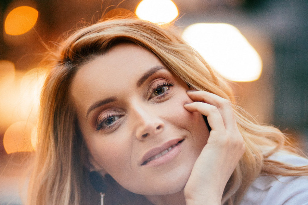 Anđelka Prpić prvi put sa bebom u javnosti: Glumica nikad mršavija, mala Čarna uživa